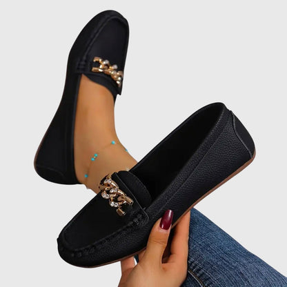 Marta | Mocasín blanco con cadena decorativa