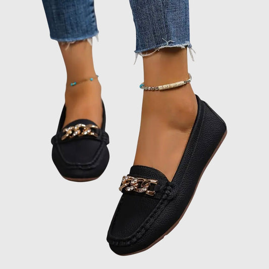 Marta | Mocasín blanco con cadena decorativa
