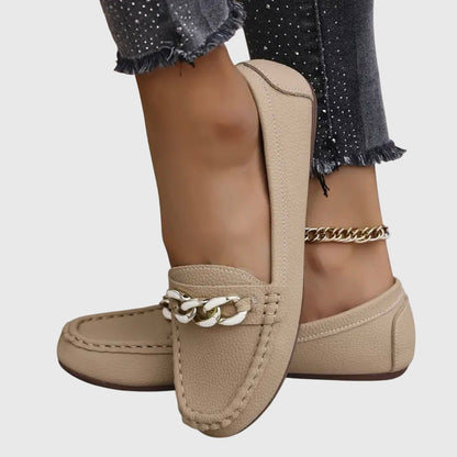 Marta | Mocasín blanco con cadena decorativa