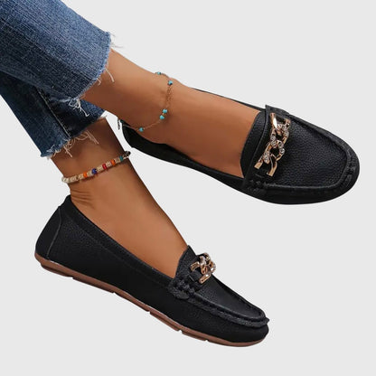 Marta | Mocasín blanco con cadena decorativa