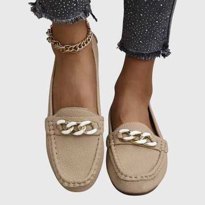 Marta | Mocasín blanco con cadena decorativa