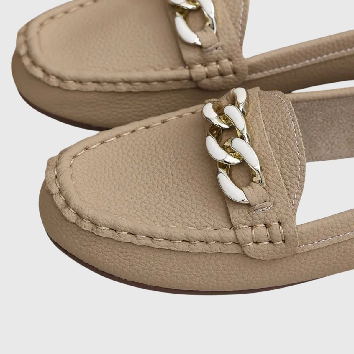 Marta | Mocasín blanco con cadena decorativa