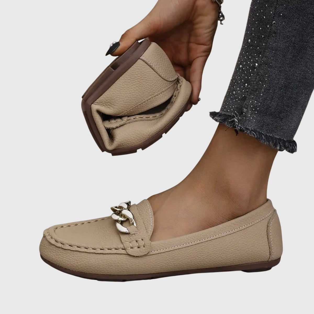 Marta | Mocasín blanco con cadena decorativa