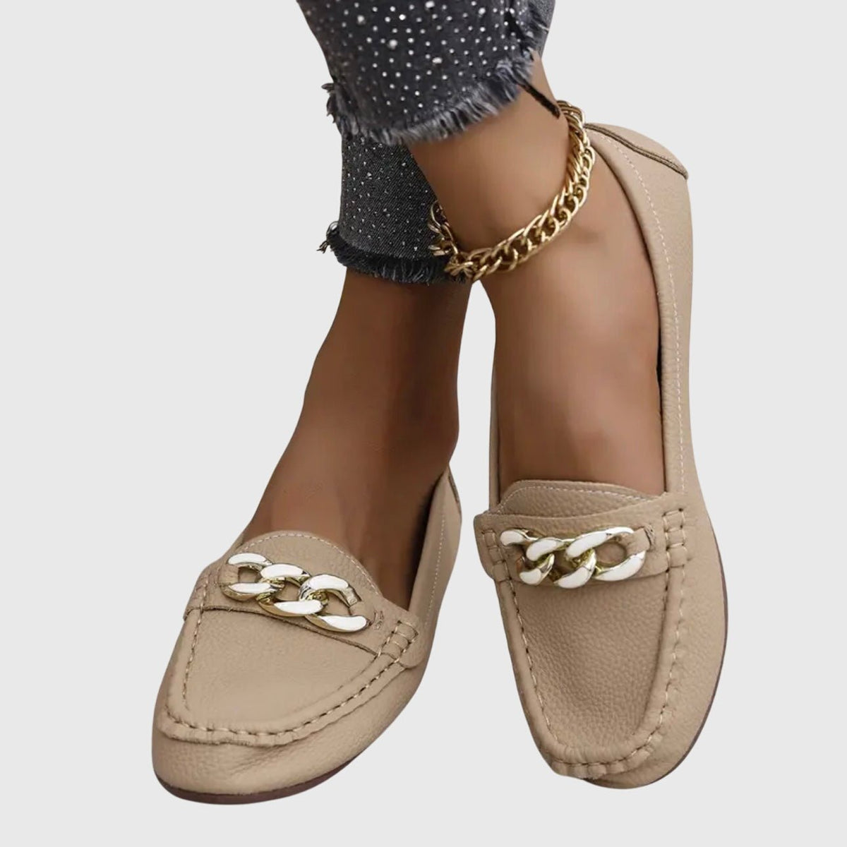 Marta | Mocasín blanco con cadena decorativa