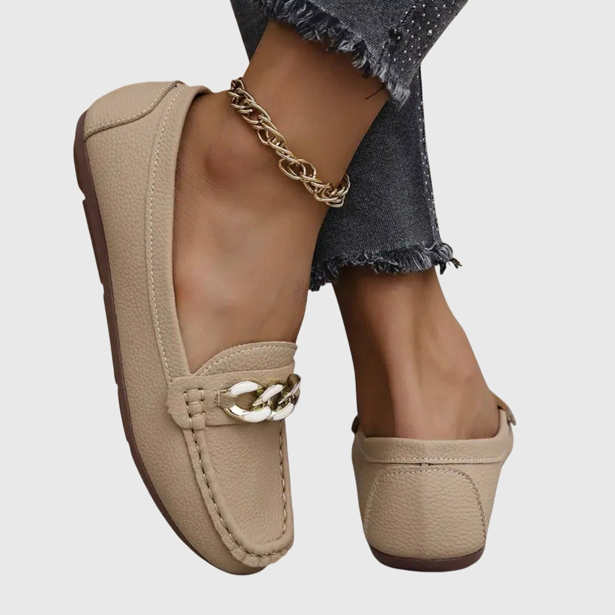 Marta | Mocasín blanco con cadena decorativa
