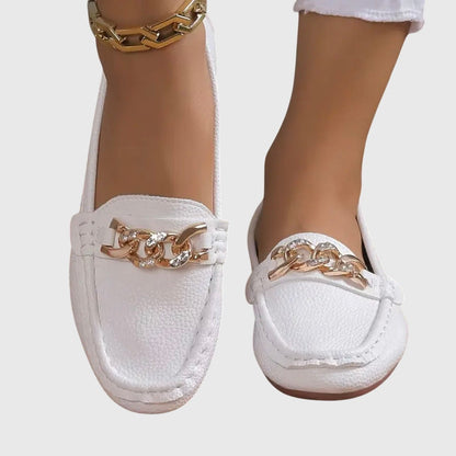 Marta | Mocasín blanco con cadena decorativa