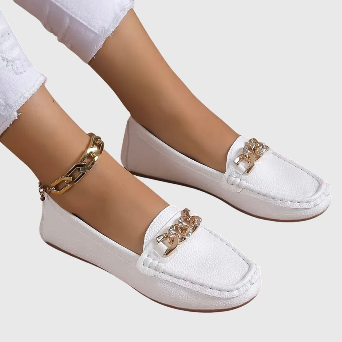 Marta | Mocasín blanco con cadena decorativa