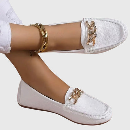 Marta | Mocasín blanco con cadena decorativa