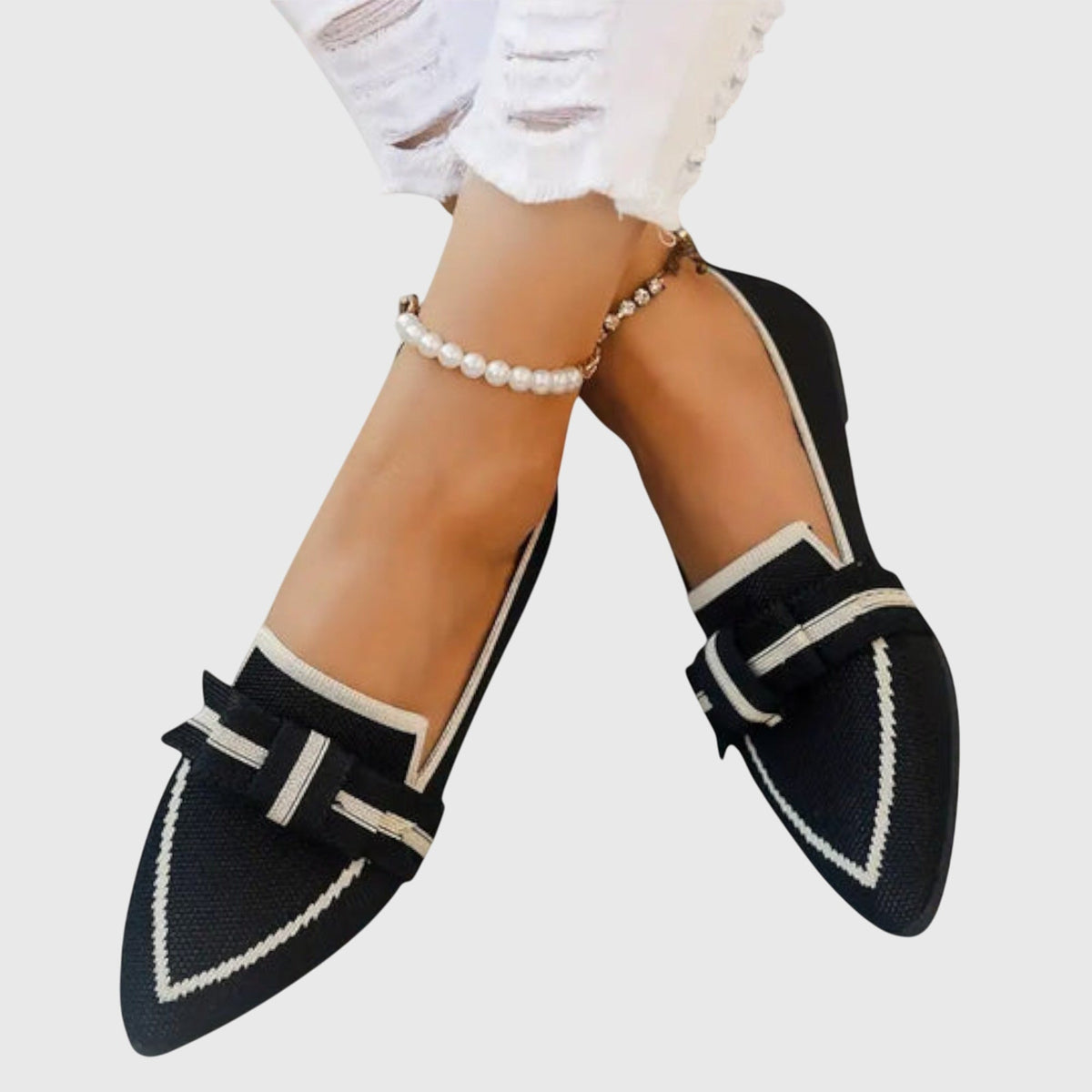 Verónica | Mocasín negro en punta con hebilla decorativa