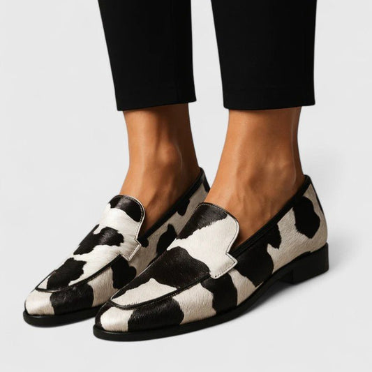 Guadalupe | Mocasín con estampado de vaca en blanco y negro