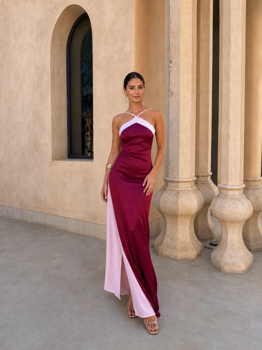 Deslumbrante vestido largo de satén con escote cruzado