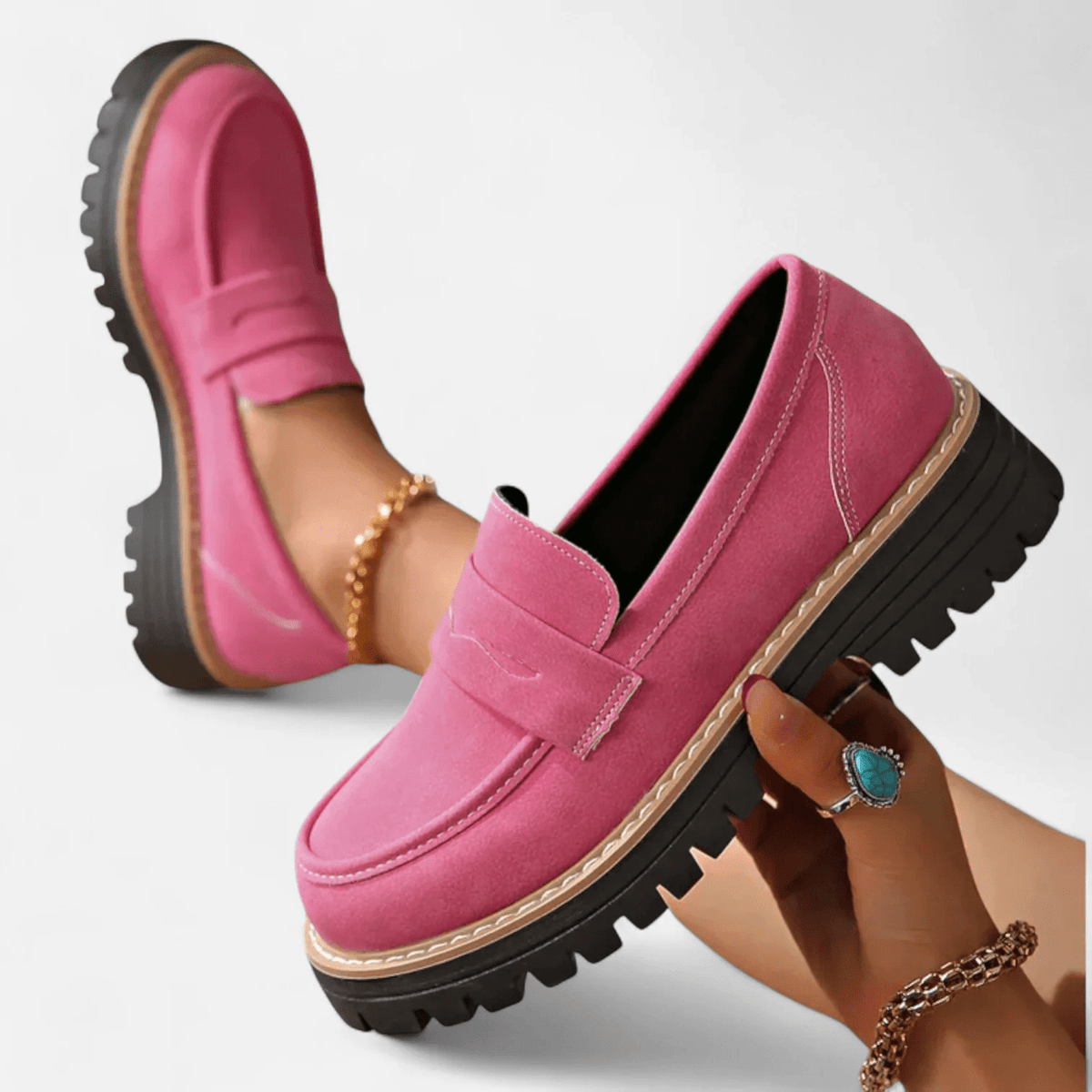Sofía | Mocasín negro con suela track