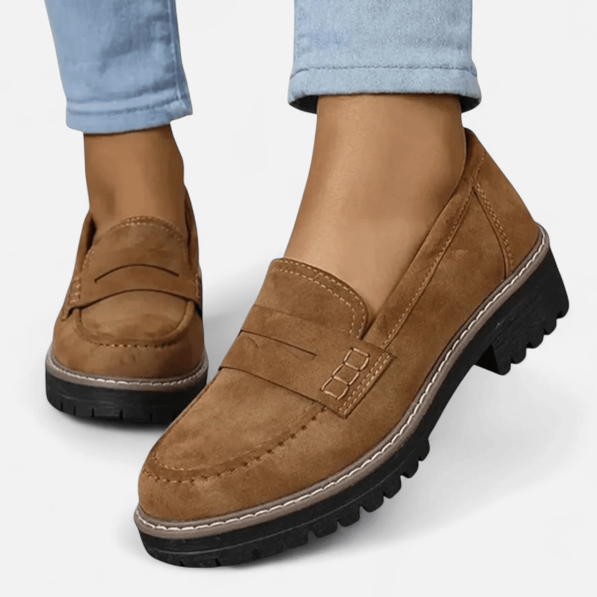 Sofía | Mocasín negro con suela track