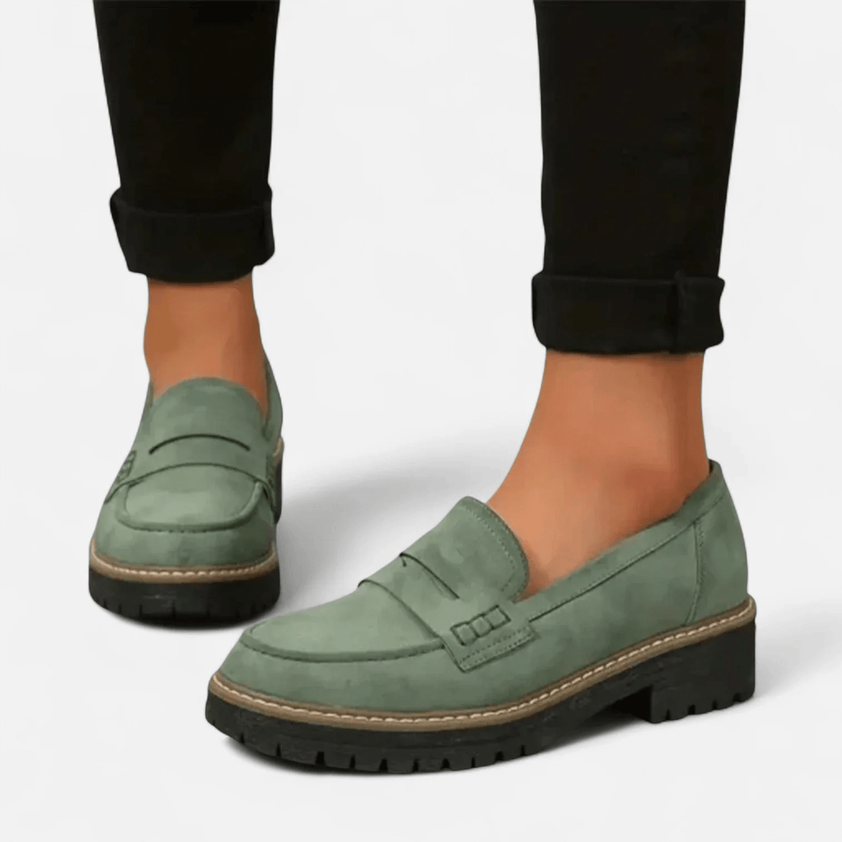 Sofía | Mocasín negro con suela track