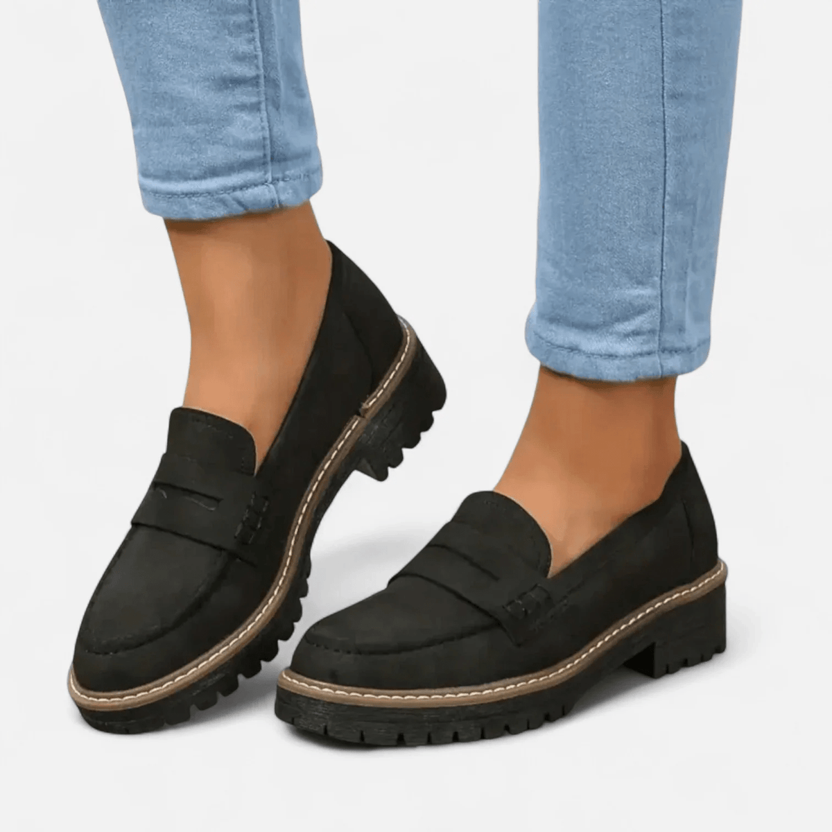 Sofía | Mocasín negro con suela track