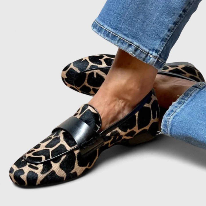 Hortensia | Mocasín con estampado animal y hebilla decorativa