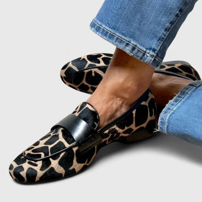 Hortensia | Mocasín con estampado animal y hebilla decorativa
