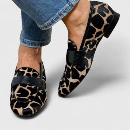 Hortensia | Mocasín con estampado animal y hebilla decorativa