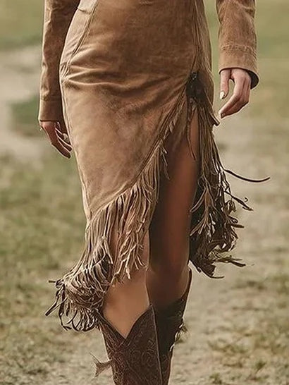 Vestido midi de ante con mangas largas y dobladillo irregular con flecos