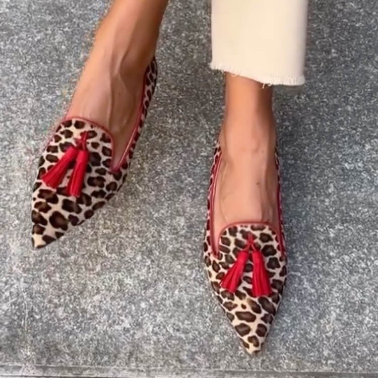 Lucía | Mocasín en punta con estampado gráfico y borlas