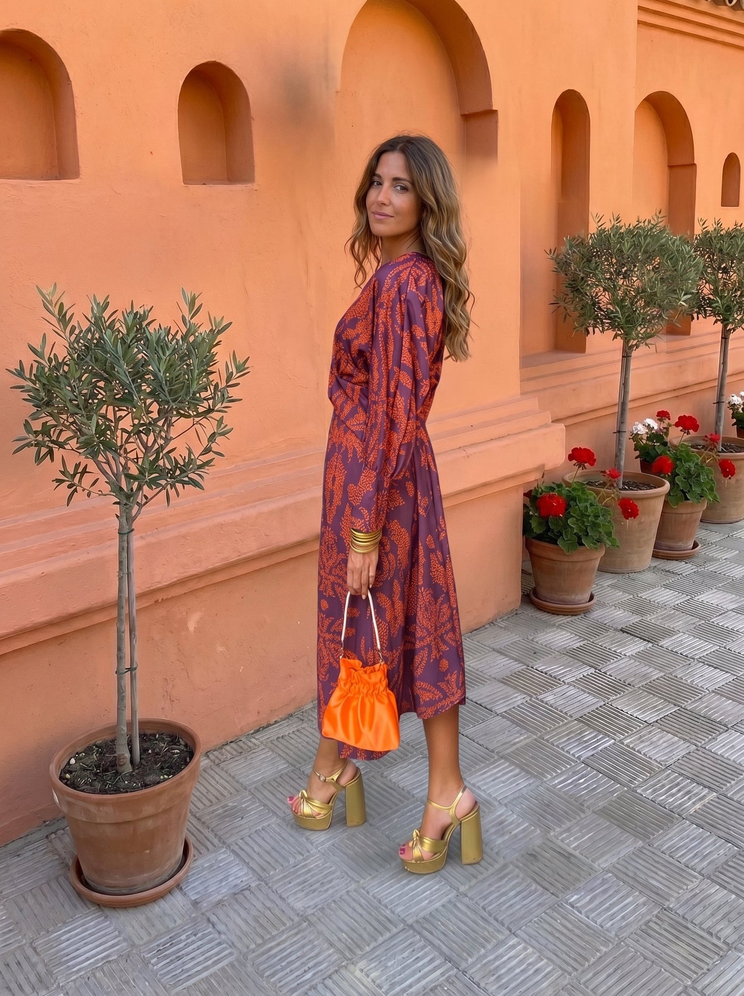 Vestido midi estampado elegante y versátil