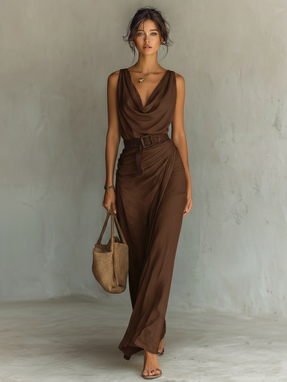 Vestido maxi minimalista sin mangas con cuello vuelto y cinturón
