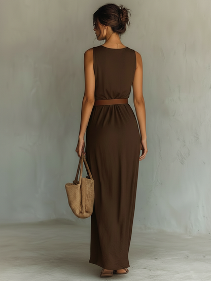 Vestido maxi minimalista sin mangas con cuello vuelto y cinturón