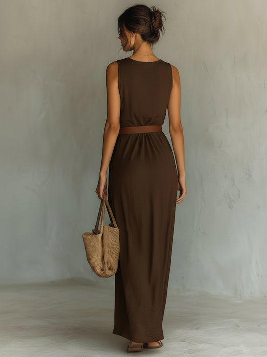 Vestido maxi minimalista sin mangas con cuello vuelto y cinturón