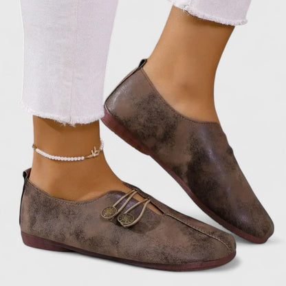 Valeria | Mocasín beige con botón decorativo