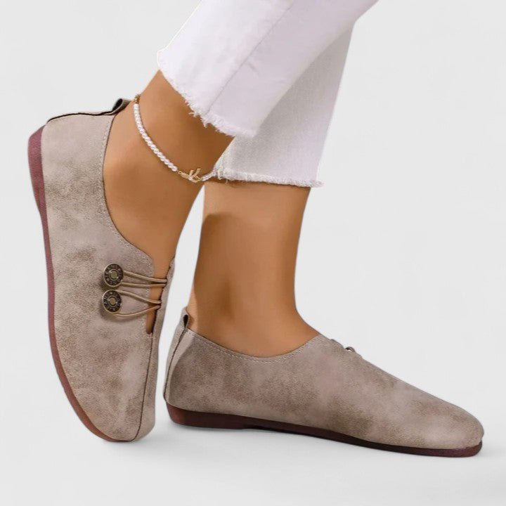 Valeria | Mocasín beige con botón decorativo