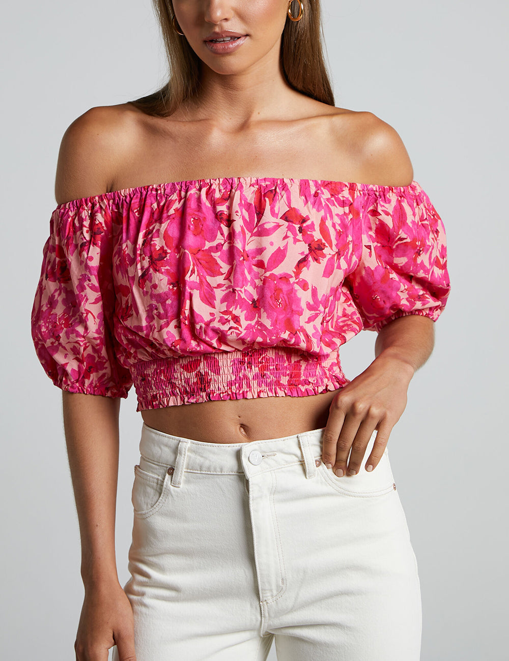 Top fruncido con hombros descubiertos y mangas abullonadas con estampado floral rosa