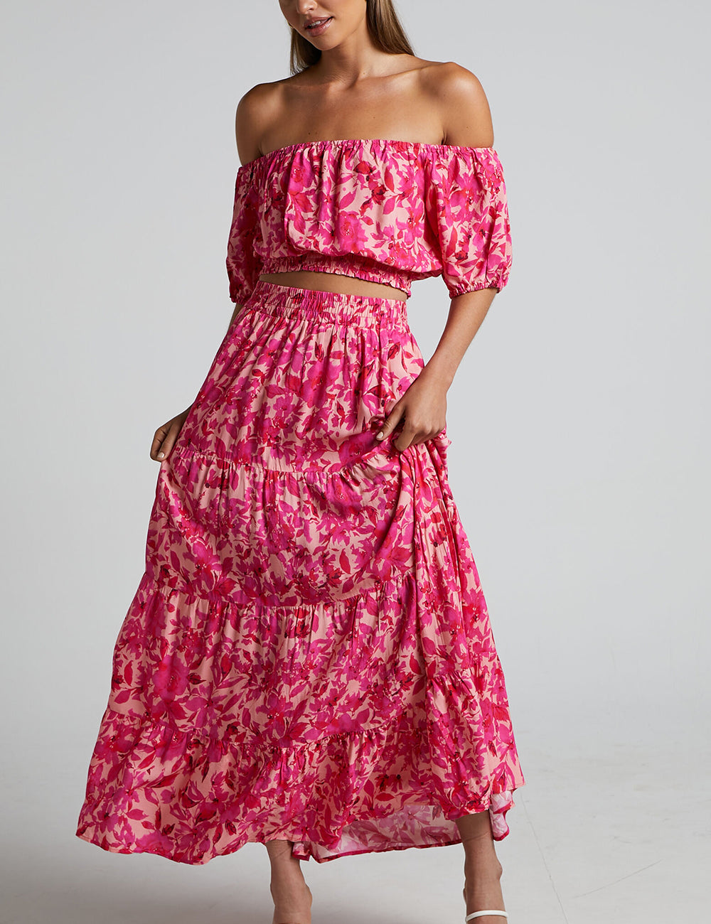 Top fruncido con hombros descubiertos y mangas abullonadas con estampado floral rosa