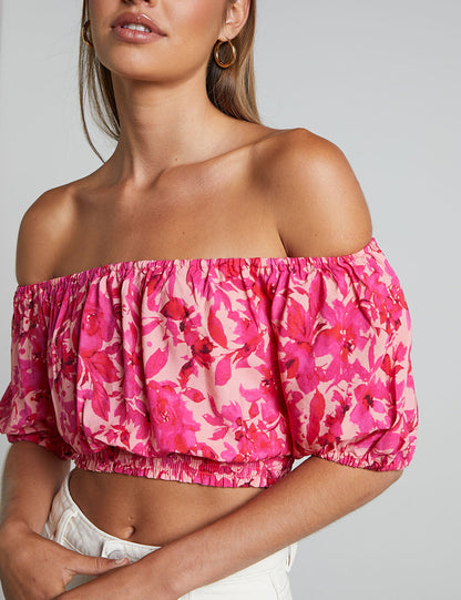Top fruncido con hombros descubiertos y mangas abullonadas con estampado floral rosa