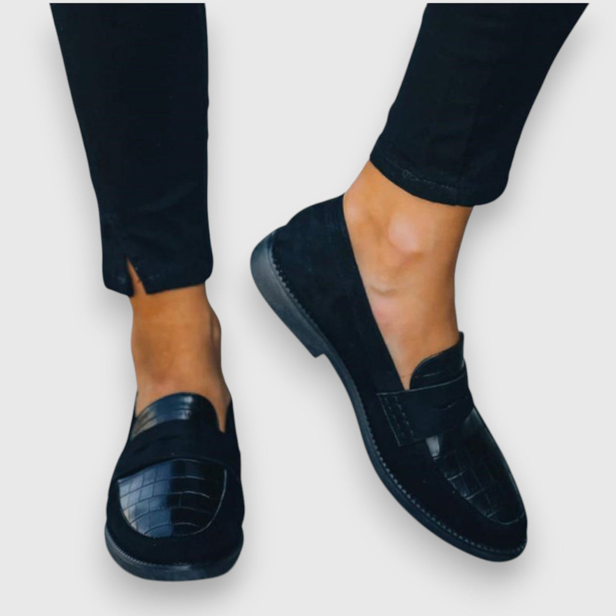 Encarnación | Mocasín azul marino con estampado de cocodrilo