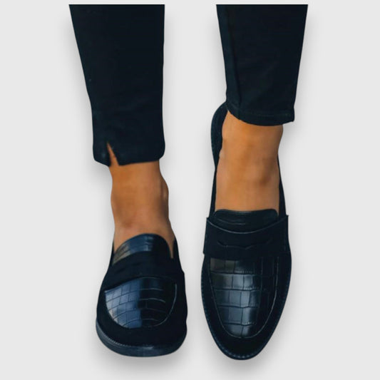 Encarnación | Mocasín azul marino con estampado de cocodrilo