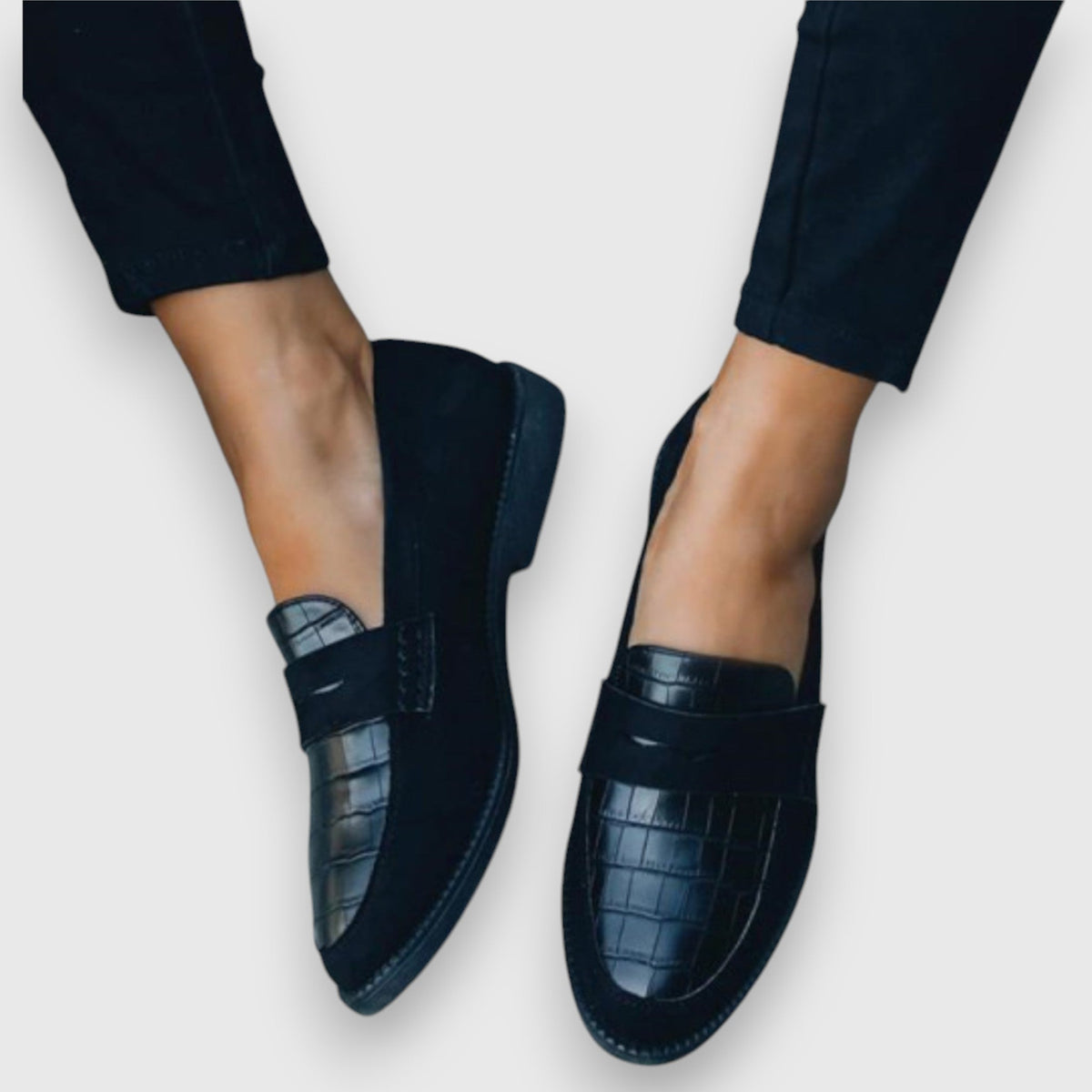 Encarnación | Mocasín azul marino con estampado de cocodrilo