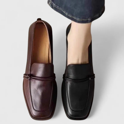 Remedios | Mocasín negro con tacón cuadrado