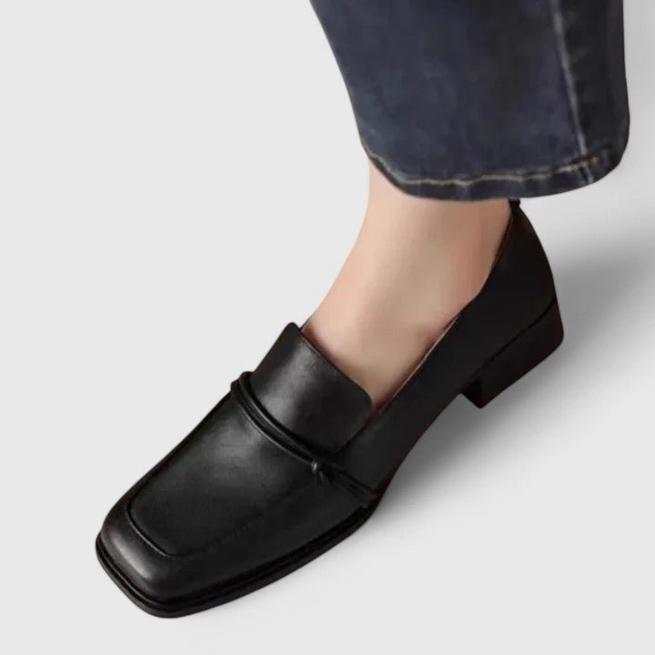 Remedios | Mocasín negro con tacón cuadrado