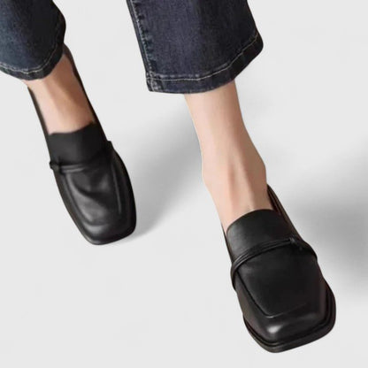 Remedios | Mocasín negro con tacón cuadrado