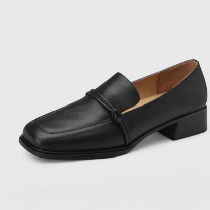 Remedios | Mocasín negro con tacón cuadrado