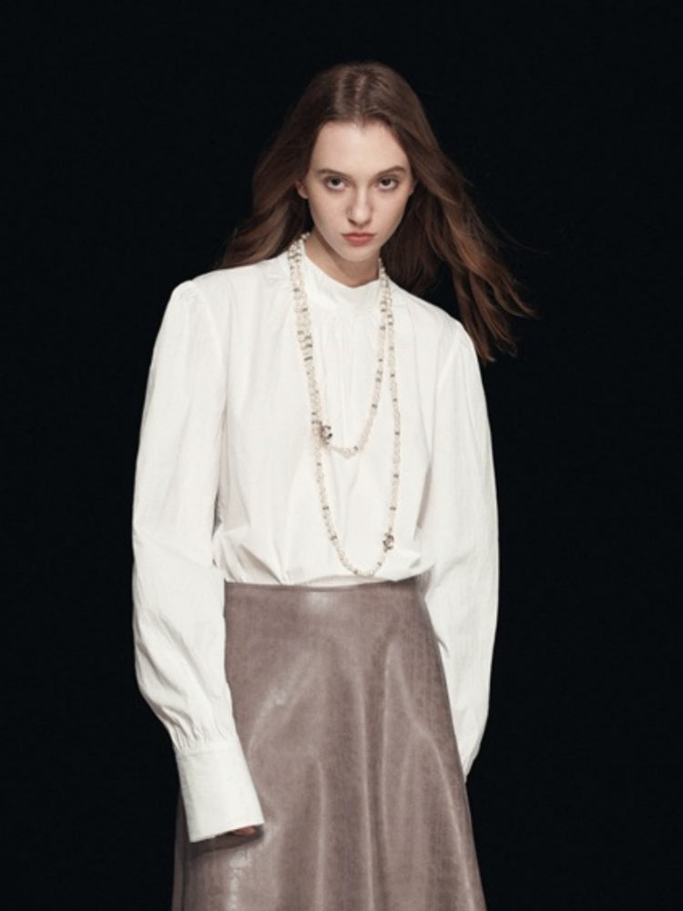 Blusa con mangas abullonadas y cuello simulado
