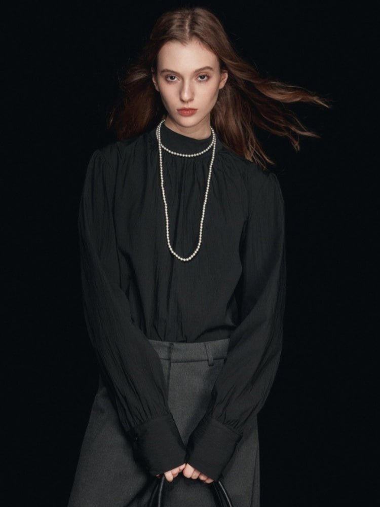Blusa con mangas abullonadas y cuello simulado