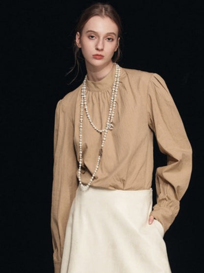 Blusa con mangas abullonadas y cuello simulado