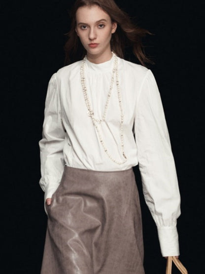 Blusa con mangas abullonadas y cuello simulado