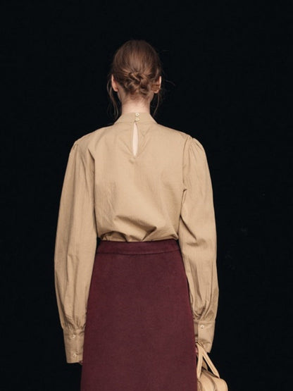 Blusa con mangas abullonadas y cuello simulado