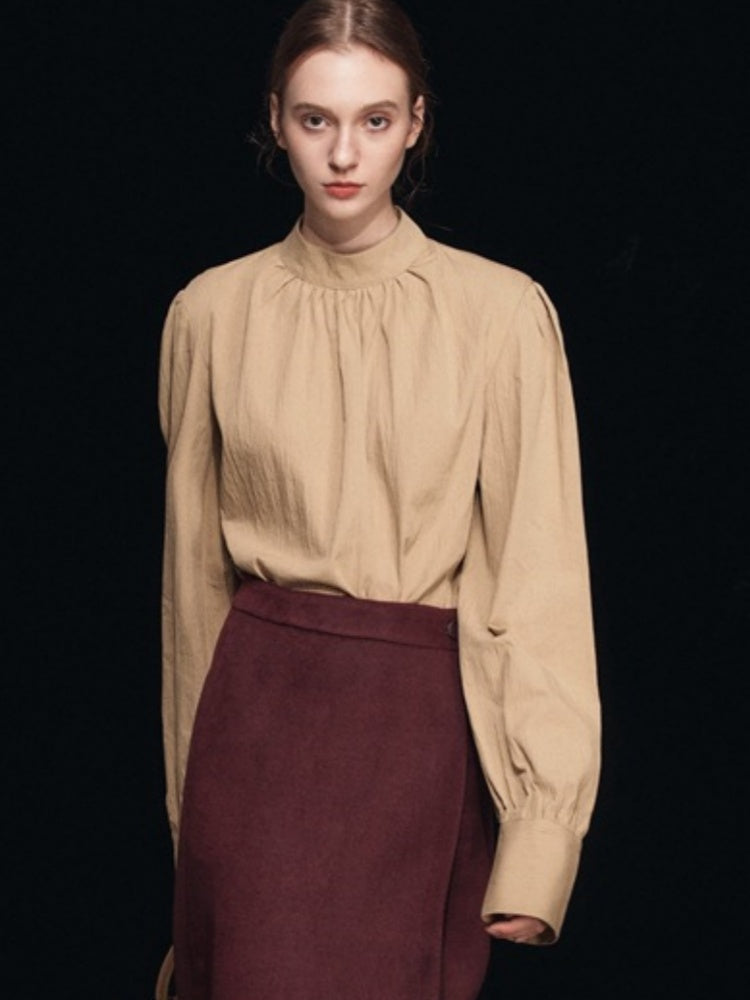 Blusa con mangas abullonadas y cuello simulado