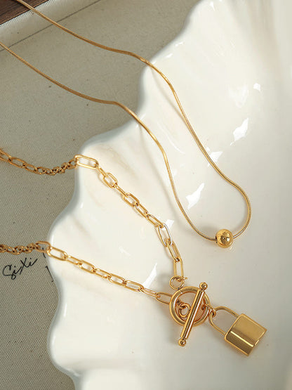 Collar de oro con llavero