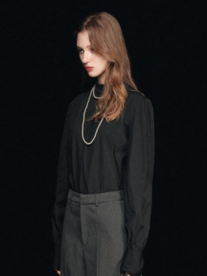 Blusa con mangas abullonadas y cuello simulado