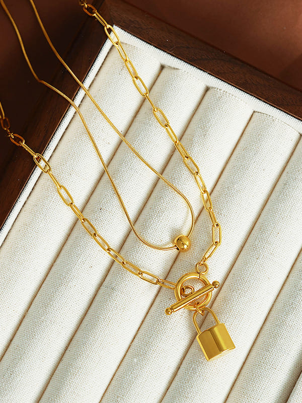 Collar de oro con llavero