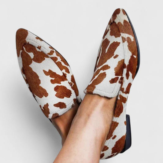Alicia | Mocasín con estampado de vaca en marrón y blanco
